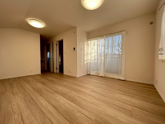 練馬区春日町1丁目　中古戸建の居間・リビング|白と木目調を基調にした落ち着きのあるリビング。お部屋のコーディネートも楽しめます！

現地ご見学希望・資料請求などお気軽にお問い合わせ下さい！
03-5990-5201