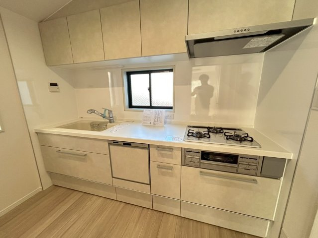 練馬区春日町1丁目　中古戸建のキッチン|ビルトインタイプの食洗機付き！家事の時間と、手洗いに比べて使用水量も軽減します！

現地ご見学希望・資料請求などお気軽にお問い合わせ下さい！
03-5990-5201