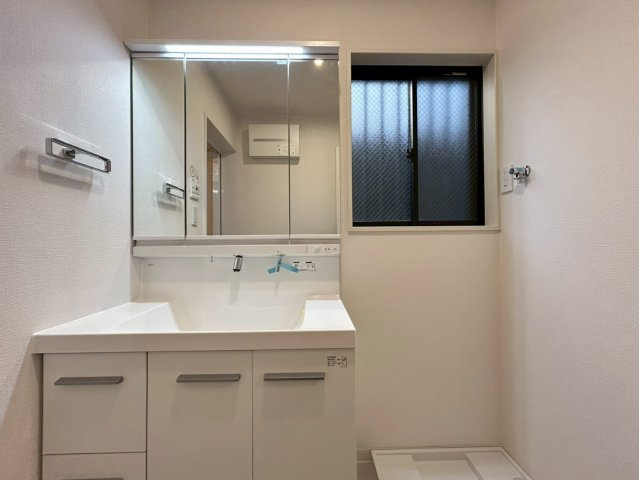 練馬区春日町1丁目　中古戸建の独立洗面台|清潔感のあるプライベート空間は、身だしなみチェックやお肌のお手入れに最適です。

現地ご見学希望・資料請求などお気軽にお問い合わせ下さい！
03-5990-5201