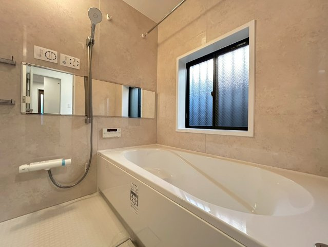 練馬区春日町1丁目　中古戸建の浴室|追い焚き機能付きのため、帰りが遅くなった日にも温かい湯船に浸かって疲れを癒すことができます。

現地ご見学希望・資料請求などお気軽にお問い合わせ下さい！
03-5990-5201