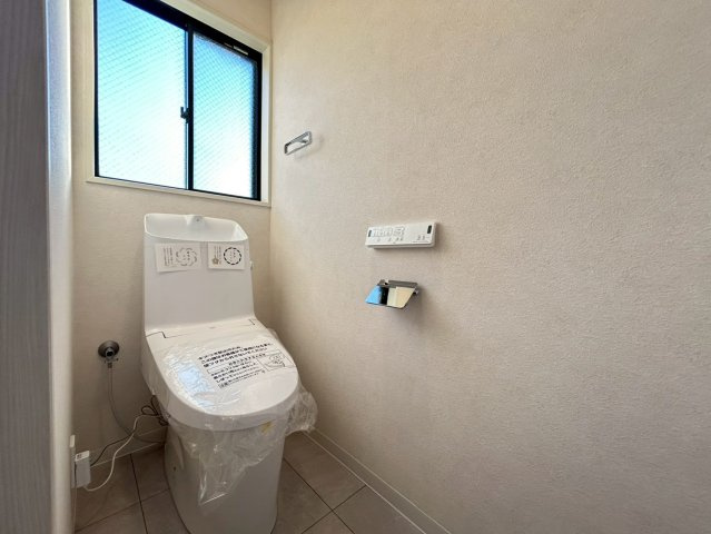 練馬区春日町1丁目　中古戸建のトイレ|ウォシュレット付きのトイレはいつも快適！

現地ご見学希望・資料請求などお気軽にお問い合わせ下さい！
03-5990-5201