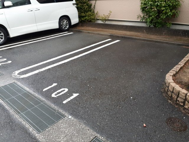 エスト京田辺Ⅱの駐車場