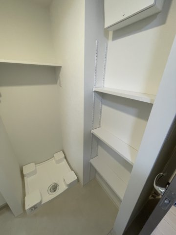 稲城市東長沼の賃貸マンションの収納