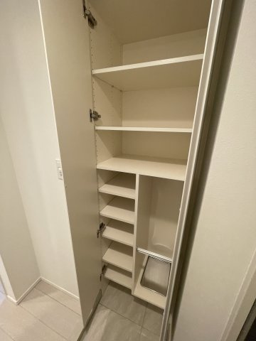 稲城市東長沼の賃貸マンションの収納