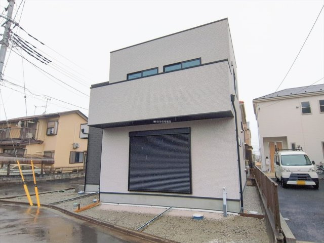 富士見市大字水子の新築一戸建の外観|2025年12月撮影　
みずほ台駅徒歩10分の好立地！
南西角地にて陽当り良好な新築一戸建て。
駐車スペースは2台分あり、セカンドカー利用も可能！
資料請求やご見学などお気軽にお問い合わせください。