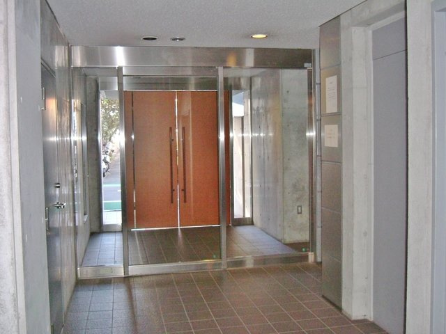 ボヌール三軒茶屋　駅近　オートロック　2階以上のエントランス