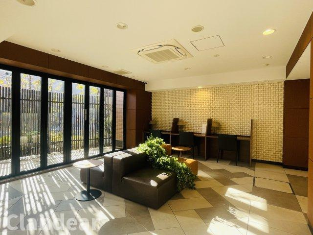 メイツ東綾瀬のロビー|ドキドキの新生活も、安心してスタート。ぴったりの住まいを見つけませんか？クランディアが一緒に住まい選びをサポートします‼　まずは、お気軽にお問合せください　＃クランディア