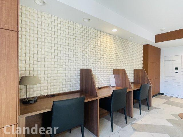 メイツ東綾瀬のその他共用部分|住民が気軽に使えるワークスペースは、在宅勤務や学習にも便利。落ち着いた雰囲気の中で、家族それぞれの時間を大切にできます