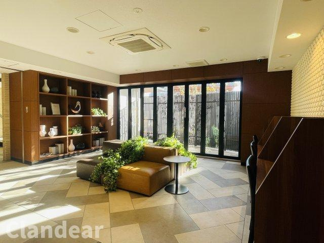 メイツ東綾瀬のロビー|読書やちょっとした作業にも使える、落ち着いた共用ラウンジ。住まう方それぞれの時間を尊重しながら、緩やかなつながりを育む、居心地の良い空間です