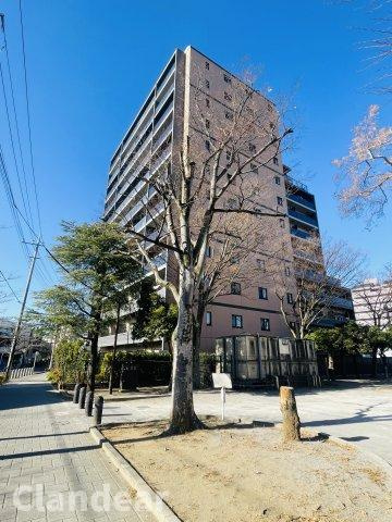 メイツ東綾瀬の外観|緑が点在する落ち着いた住環境に佇むメイツ東綾瀬。穏やかな街並みに寄り添う外観が、長く暮らす安心をそっと支えます。アットホームな雰囲気も魅力です