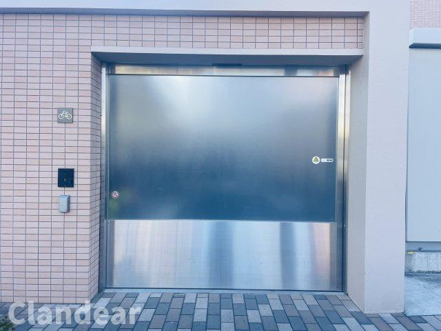 メイツ東綾瀬のその他共用部分|専用の自転車出入口にはセキュリティ設備も整い、日々の移動を安心して行える設計。管理体制の丁寧さが感じられます