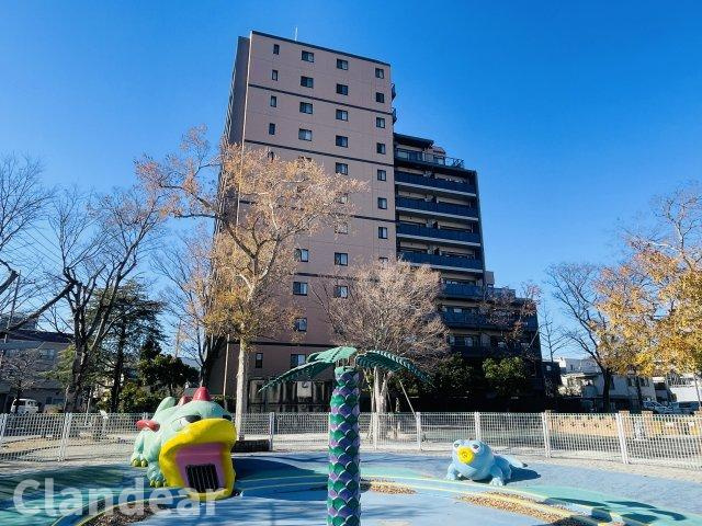 メイツ東綾瀬の外観|目の前に公園が広がる、毎日の暮らしにやさしい住環境。季節の移ろいを身近に感じながら、ご家族それぞれの時間を穏やかに過ごせる、アットホームな雰囲気が魅力のマンションです