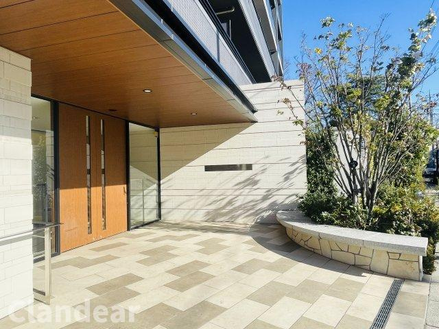 メイツ東綾瀬|ベビーカーやお子さま連れでも安心して出入りできる、ゆとりあるエントランス。家族の毎日を静かに支える、やさしく落ち着いたアットホームな住環境です