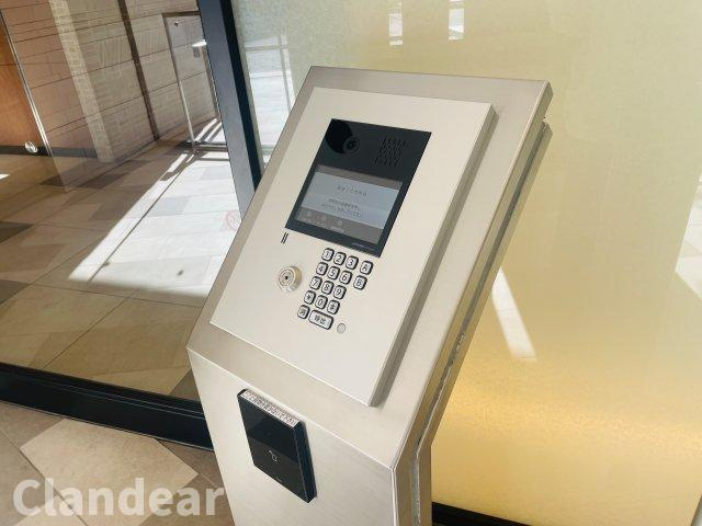 メイツ東綾瀬の防犯設備|お子さまのいるご家庭にも心強いオートロック付きマンション。毎日の出入りを見守る設備が、家族の暮らしに安心感とアットホームな空気をもたらします