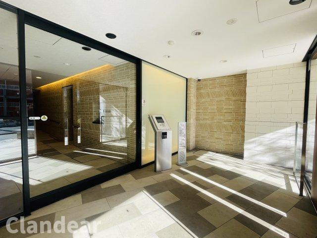 メイツ東綾瀬のロビー|オートロックや防犯カメラが設置されたエントランスは、管理体制の良さが感じられる安心の空間。初めての購入でも不安なく暮らせます
