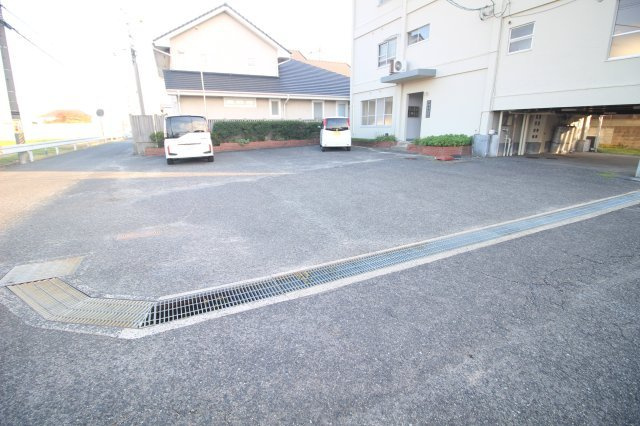浦安西ビルの駐車場