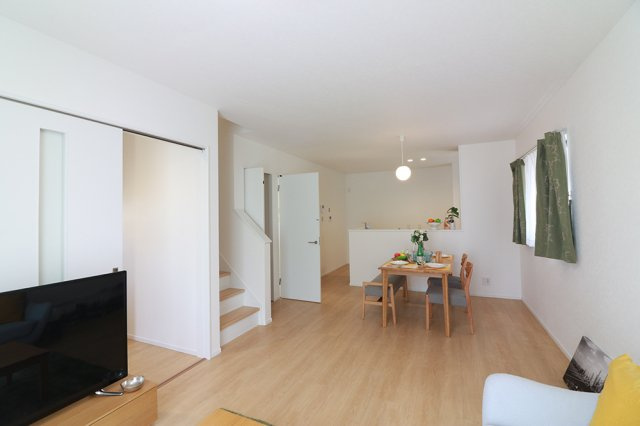 丸亀市　津森町⑧　太陽光つきオール電化住宅の居間・リビング|同じ建築メーカーの仕様となります。実物とは異なることがございます。