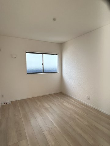 今治市北鳥生町３　1号棟の洋室|全室に窓があるため風通しが良く、プライベートな時間も心地よく過ごせます。クローゼット完備で収納も充実しており、お部屋をすっきり保てるのが嬉しい。