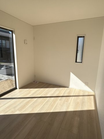 今治市北鳥生町３　1号棟の洋室|子供部屋や趣味のスペースとしても使いやすい4LDKの間取り。どの部屋も1階にあるため、重い荷物の運び込みも楽に行えます。ライフスタイルに合わせて柔軟に活用でき、将来までずっと使い勝手の良いお部屋。