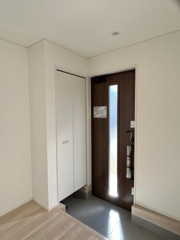 今治市北鳥生町３　1号棟の玄関|段差を抑えた設計で、家族みんながスムーズに出入りできる玄関スペース。216平米超のゆとりある敷地に面しており、ベビーカーの出し入れや雨の日の出入りも落ち着いて行える、優しい配慮が感じられます。