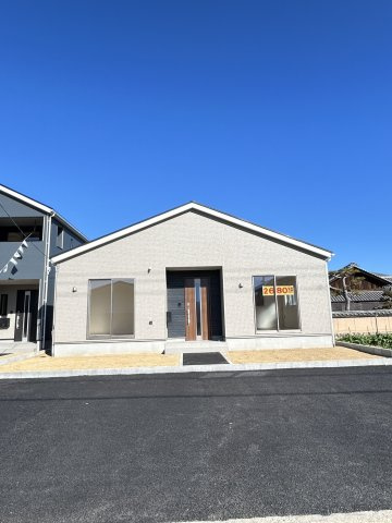 今治市北鳥生町３　1号棟の外観|落ち着きのあるデザインが魅力的な2025年築の新築平屋。216平米超の広い敷地があり、平坦地なので駐車もしやすく、買い物帰りの荷下ろしもスムーズです。道行く人も目を引く、安定感のある佇まい。