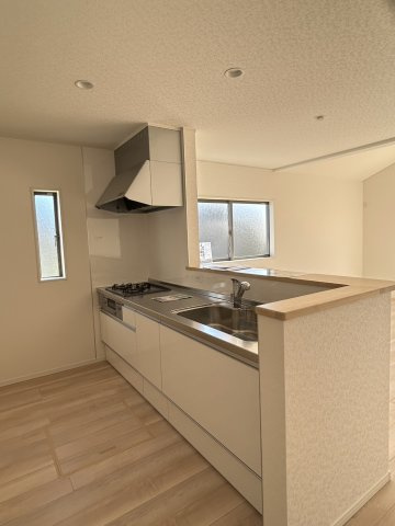 今治市北鳥生町３　1号棟のキッチン|15畳LDKと繋がる対面式で、料理中も家族の顔が見えて安心。都市ガス対応で火力も安定し、効率よく家事が進みます。