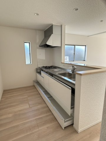 今治市北鳥生町３　1号棟のキッチン|毎日立つ場所だからこそ、明るい光が差し込む開放的な空間で楽しく調理ができそうです。