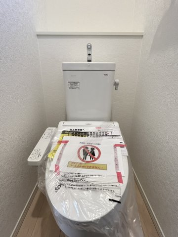 今治市北鳥生町３　1号棟のトイレ|清潔感のあるホワイトで統一された使い勝手の良い空間。ワンフロアに配置されているので、夜中も階段を使わずに安心して移動できます。