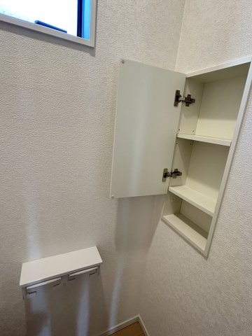 今治市北鳥生町３　1号棟のトイレ|限られたスペースでも圧迫感を感じさせない、すっきりとした内装が魅力です。