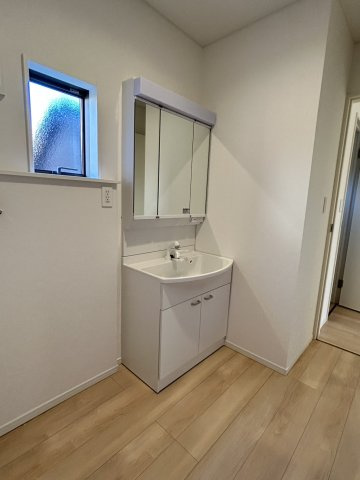 今治市北鳥生町３　1号棟の独立洗面台|十分な広さがあるため、朝の忙しい時間帯も家族が並んで準備を進められ、お出かけ前のひとときも穏やかに過ごせそう。