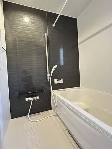 今治市北鳥生町３　1号棟の浴室|一日の疲れをゆったり癒せる清潔感のあるバスルーム。平屋ならではの短い動線で、脱衣所からリビングへもスムーズに移動できます。