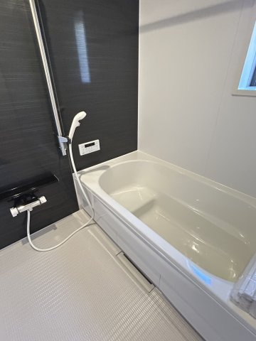 今治市北鳥生町３　1号棟の浴室|窓からの換気も行いやすく、カビを防いで毎日のお手入れを楽にしてくれます。