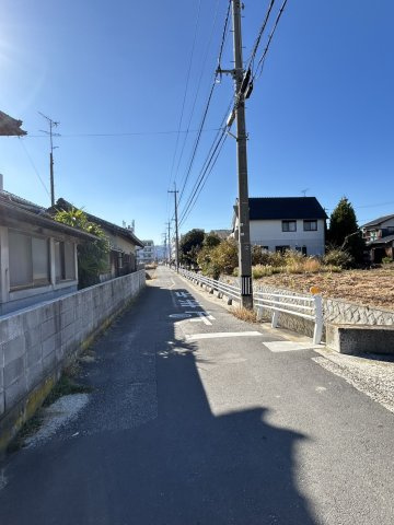 今治市北鳥生町３　1号棟の前面道路含む現地写真