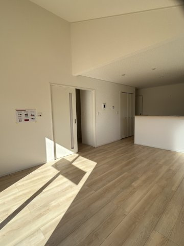 今治市北鳥生町３　1号棟の居間・リビング|南向きで陽当り良好、明るい光が差し込む15畳超の広々空間。