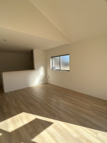 今治市北鳥生町３　1号棟の居間・リビング|ワンフロアの平屋だから、どこにいても家族の気配を感じられ、ソファでくつろぐ時間も会話が自然に弾みます。家族の団らんが楽しみになりそうです。