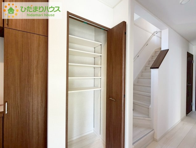 いわき市平幕ノ内　新築戸建　17号棟の収納|便利な廊下収納があるので掃除機や買いだめする洗面所用品はもちろん、箱買いしたペットボトルまでしまえます(^^)