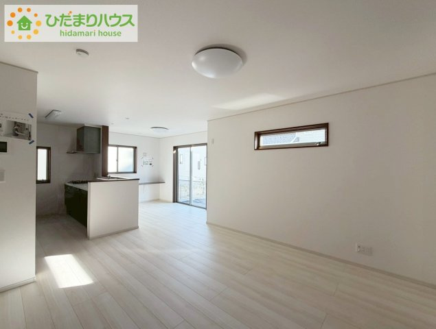 いわき市平幕ノ内　新築戸建　17号棟の居間・リビング|リビング大きな窓からは、暖かな日の光が降り注ぎます・・・