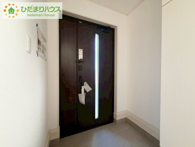 いわき市平幕ノ内　新築戸建　20号棟の玄関|毎日「行ってきます」「ただいま」をいう玄関は小窓付で、明るく光が差し込みます