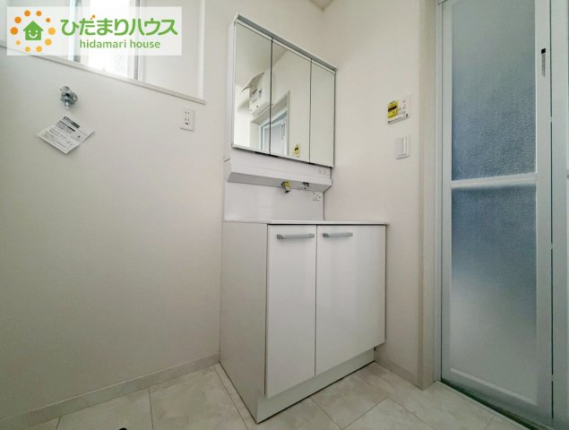 いわき市平幕ノ内　新築戸建　20号棟の独立洗面台|三面鏡の大きな鏡は憧れます(^^♪ 鏡の後ろは収納となっていて、細かいものでも収納できるのでスッキリと整理できます！