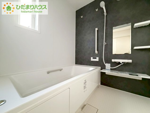 いわき市平幕ノ内　新築戸建　20号棟の浴室|浴室には窓があり、換気が良好です。リラックスできるバスタイムを楽しむことができ、心地よい空間を提供します。