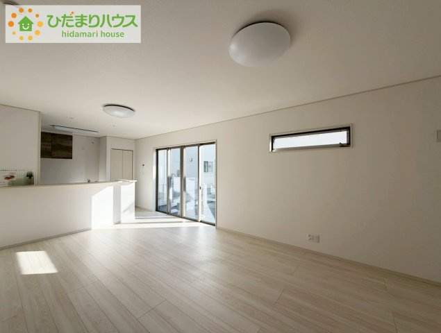 いわき市平幕ノ内　新築戸建　20号棟の居間・リビング|リビング大きな窓からは、暖かな日の光が降り注ぎます・・・