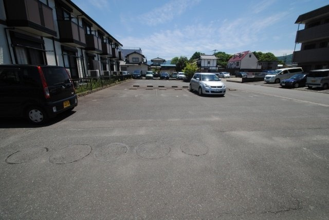 マーサ・ジュネスの駐車場|駐車場に車を止められます