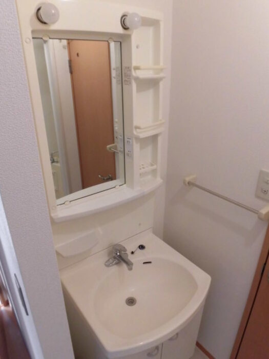 マーサ・ジュネスの洗面所|ゆったりとスペースのある洗面所