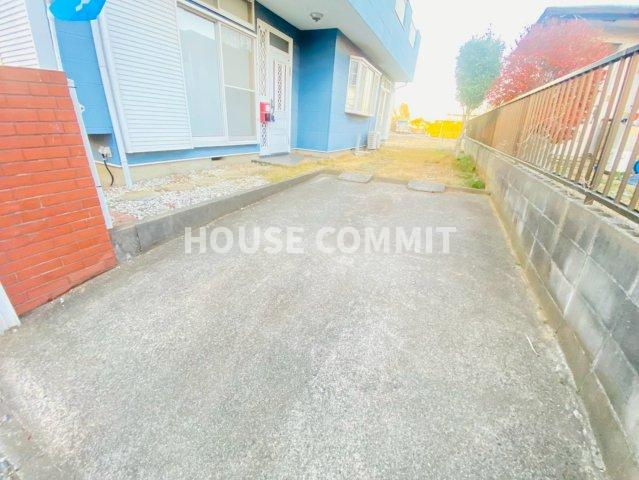 七栄　中古戸建の駐車場