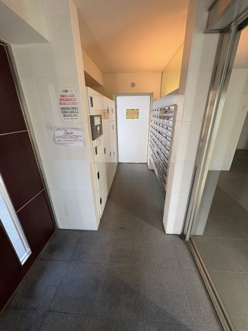 ライジングプレイス西新井のエントランス