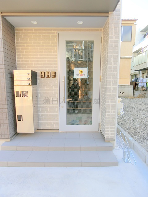 FELICE(フェリーチェのエントランス|TVモニター付オートロック宅配BOXメールBOX