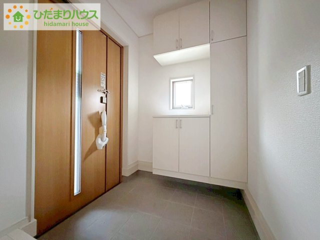 いわき市内郷内町　新築戸建　2号棟の玄関|鍵や小物類を置けるスペースが確保できるため、散らかりがちな玄関をすっきりと保てます。