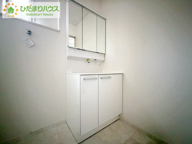 いわき市内郷内町　新築戸建　2号棟の独立洗面台|大きな三面鏡の独立洗面。鏡の後ろは収納となっているのでスッキリと整理できます！