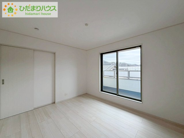 いわき市内郷内町　新築戸建　2号棟の洋室|主寝室は広々していて安らげる空間に。大きな窓から光が差し込み、朝の目覚めも良さそう♪