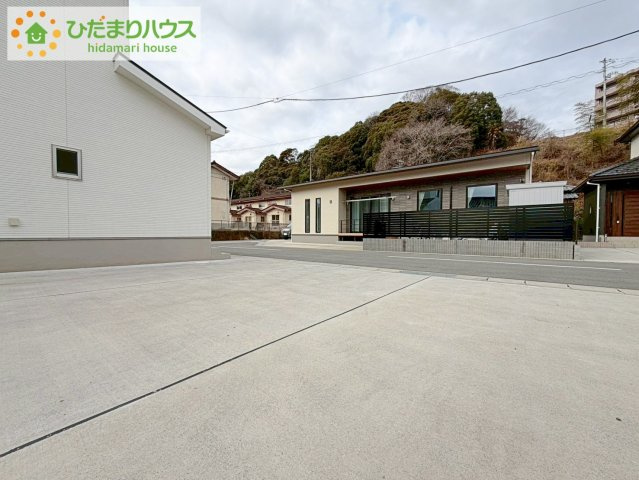 いわき市内郷内町　新築戸建　2号棟の駐車場|時間がない時もらくらくと車の出し入れができる並列駐車場を完備！！